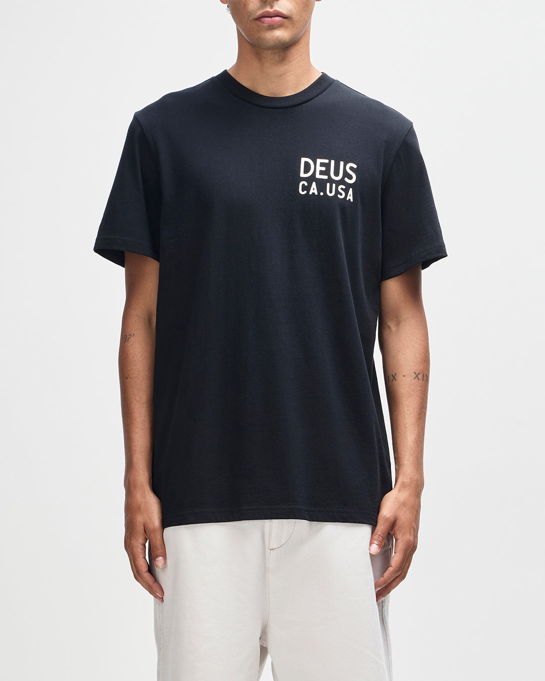 テルミーです T-Shirts | Deus Ex Machina | Camber Tee - Black – Deus Ex Machina USA
