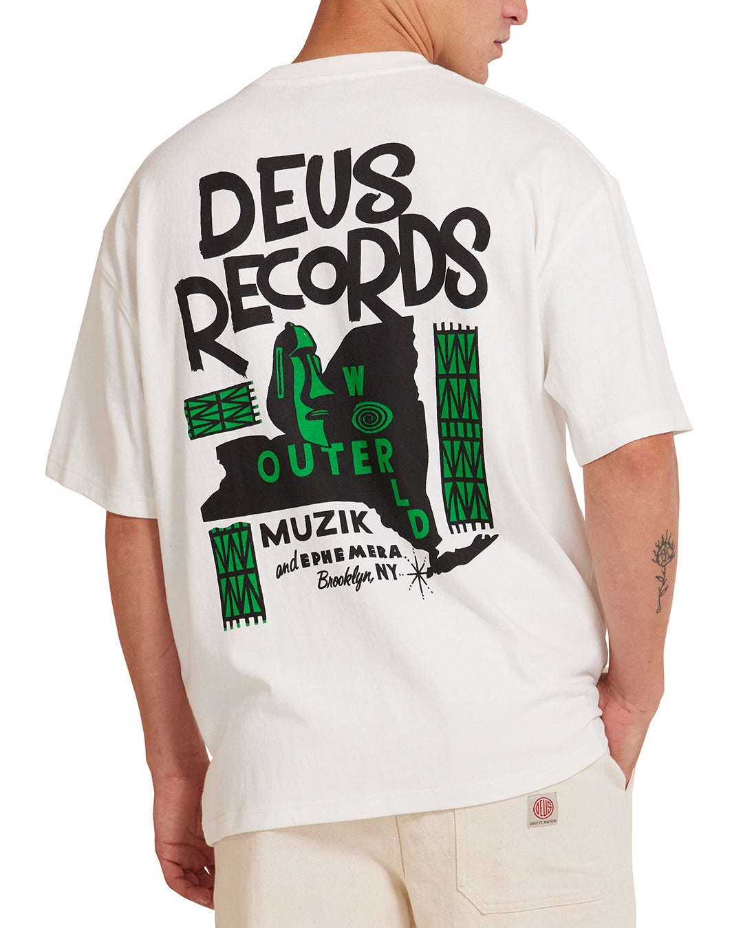 DMF241764.OuterworldTee.VintageWhite|Model