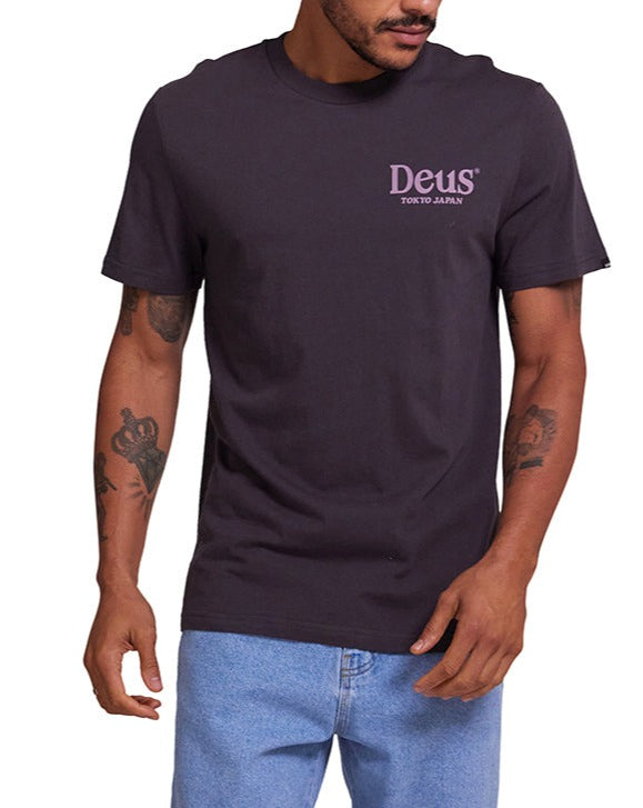 FLUX ✖︎Deus ex Machina SR Mサイズ Tees | Deus Ex Machina | Metro Tee – Deus Ex Machina USA