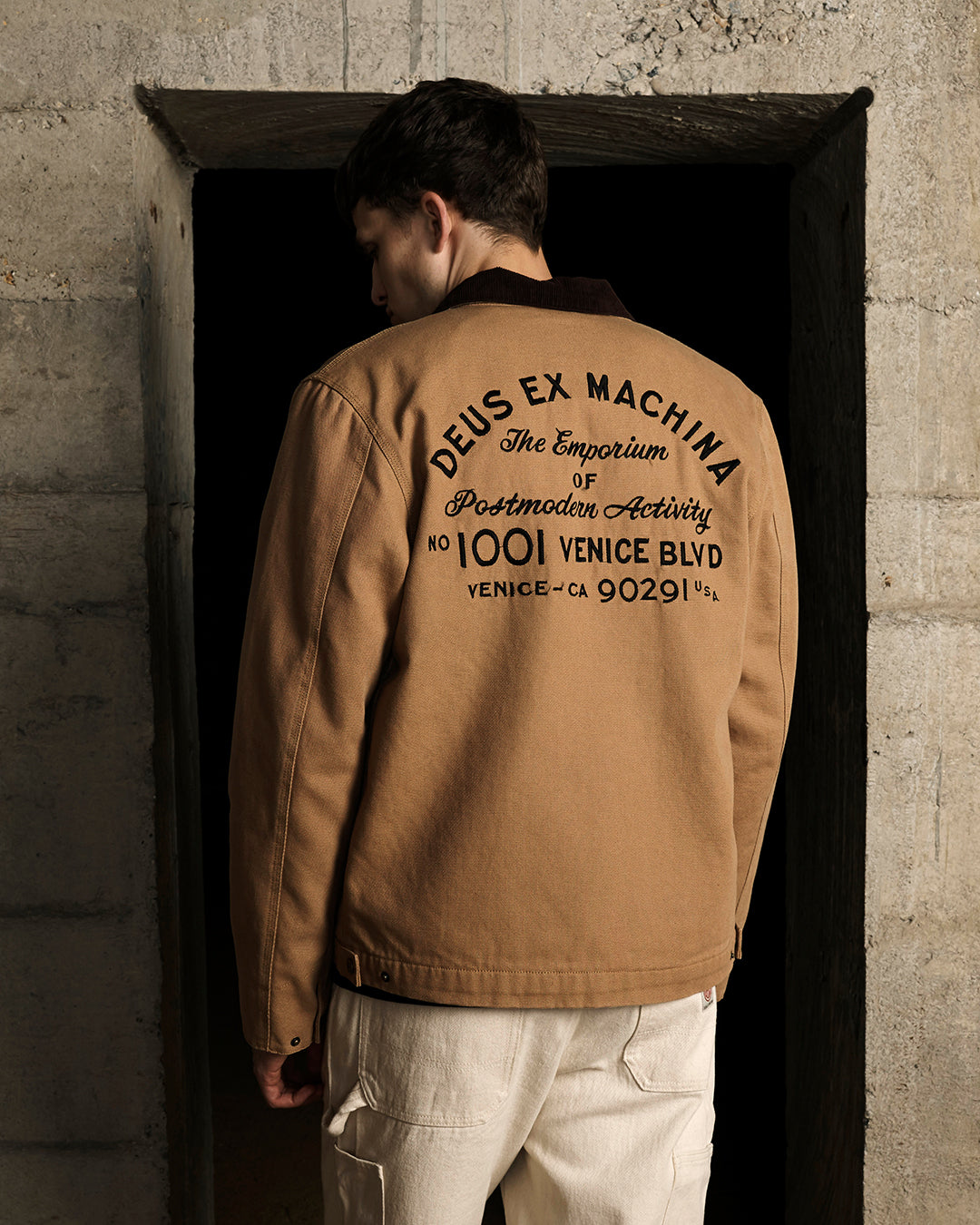 Deus Ex Machina California shop ディスプレイ額装 Deus Ex Machina USA - The Emporium of Post Modern Activities