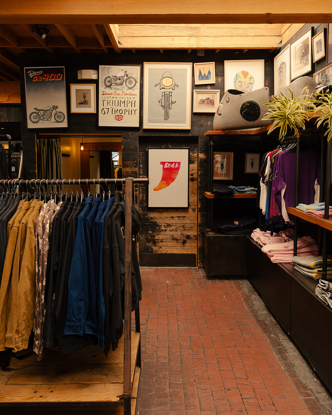 Deus Ex Machina California shop ディスプレイ額装 The Emporium Of Post Modern Activities – Deus Ex Machina USA