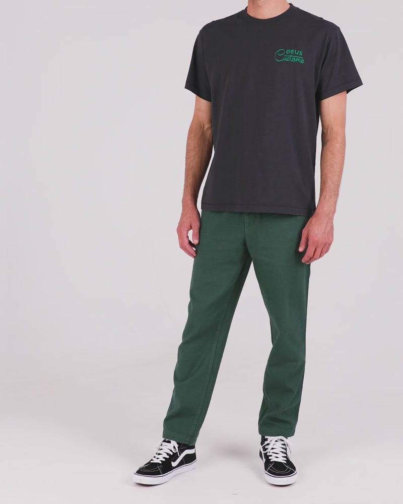 Leisure Pant (Relaxed Fit) - Hunter Green|Model